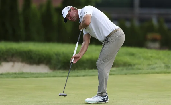 Glover šokoval na PGA. Po posledním puttu si zul boty a pro míček došel v ponožkách