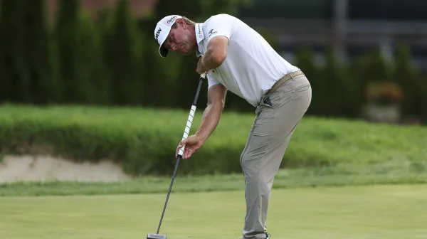 Glover šokoval na PGA. Po posledním puttu si zul boty a pro míček došel v ponožkách