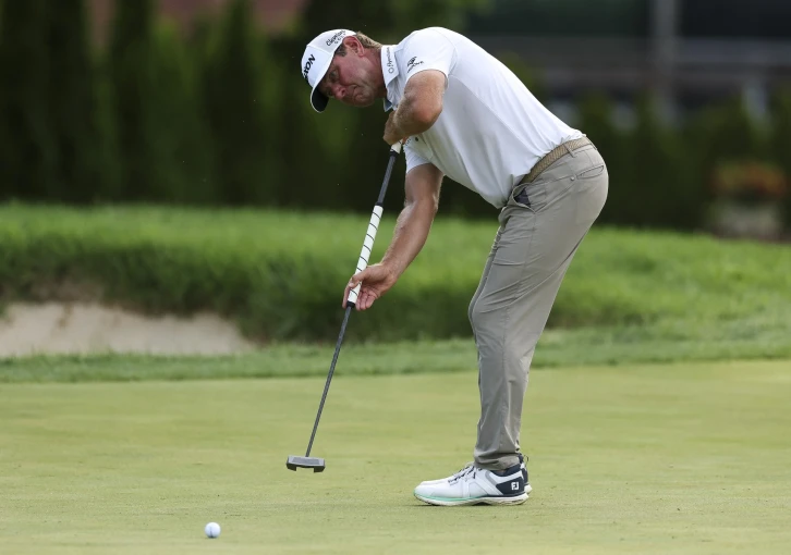 Glover šokoval na PGA. Po posledním puttu si zul boty a pro míček došel v ponožkách
