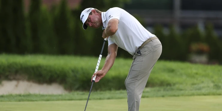 Glover šokoval na PGA. Po posledním puttu si zul boty a pro míček došel v ponožkách