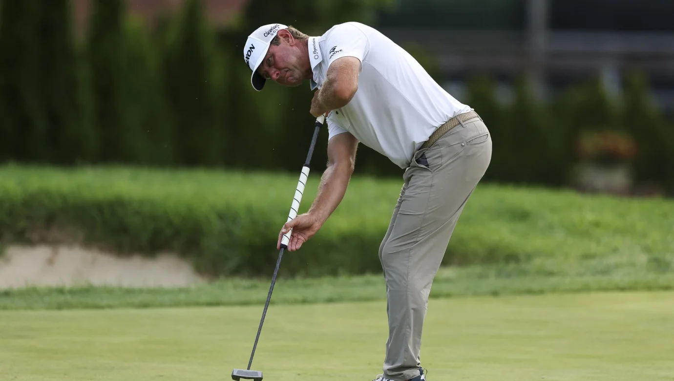 Lucas Glover si po závěrečném puttu na 3M Open sundal boty a rozpoutal debatu o AimPointu i stopách po kovových hrotech na měkkých greenech