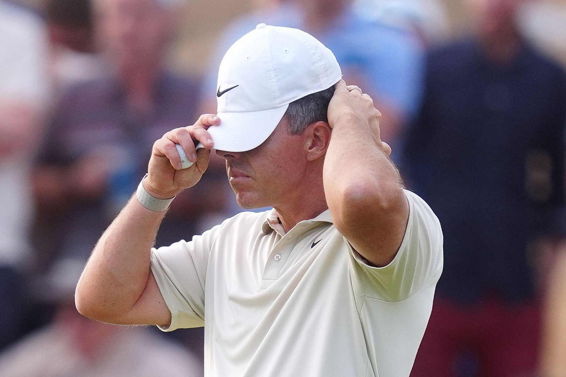 Zklamaný Rory McIlroy během úvodního kola The Open v Royal Birkdale po nepovedeném začátku ztrácí na vedoucího Jacksona Subera sedm ran