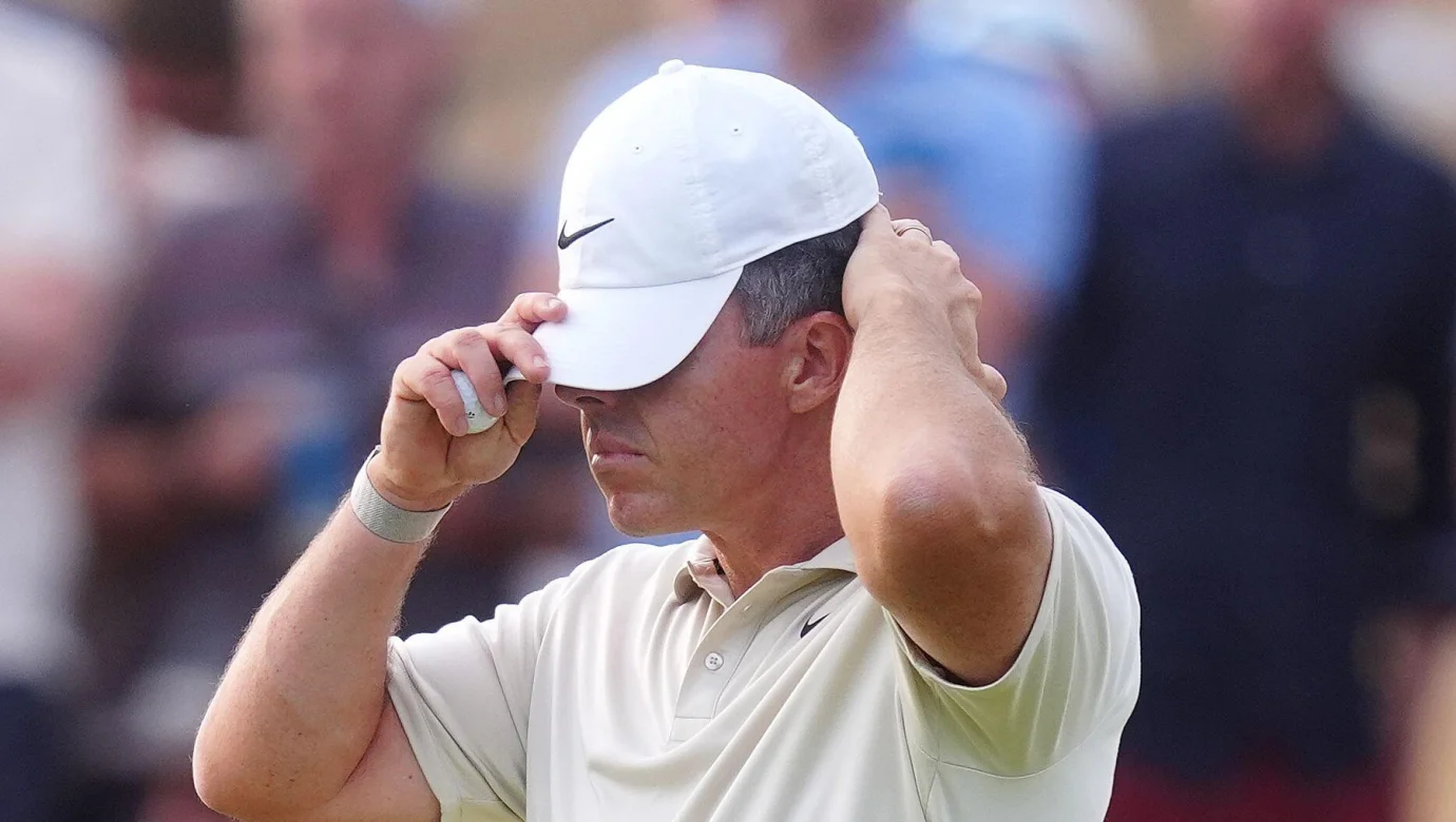 Zklamaný Rory McIlroy během úvodního kola The Open v Royal Birkdale po nepovedeném začátku ztrácí na vedoucího Jacksona Subera sedm ran
