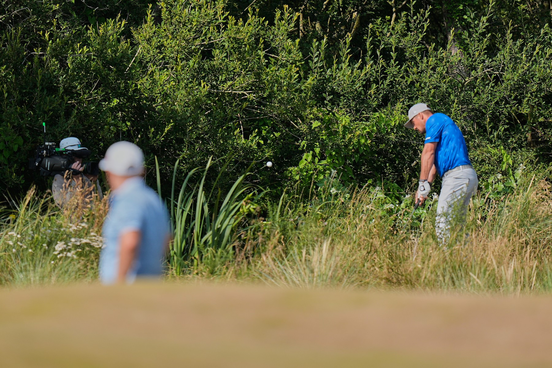 Bryson DeChambeau při hře z hustého roughu na 5. jamce se stala předmětem kontroverzní dvouranové penalizace