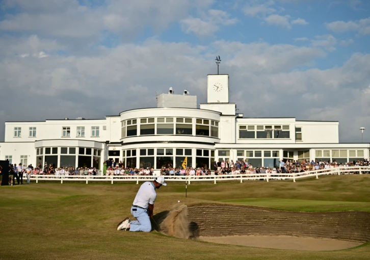 Video: Rahm na kolenou! Neuvěřitelným úderem ohromil Royal Birkdale