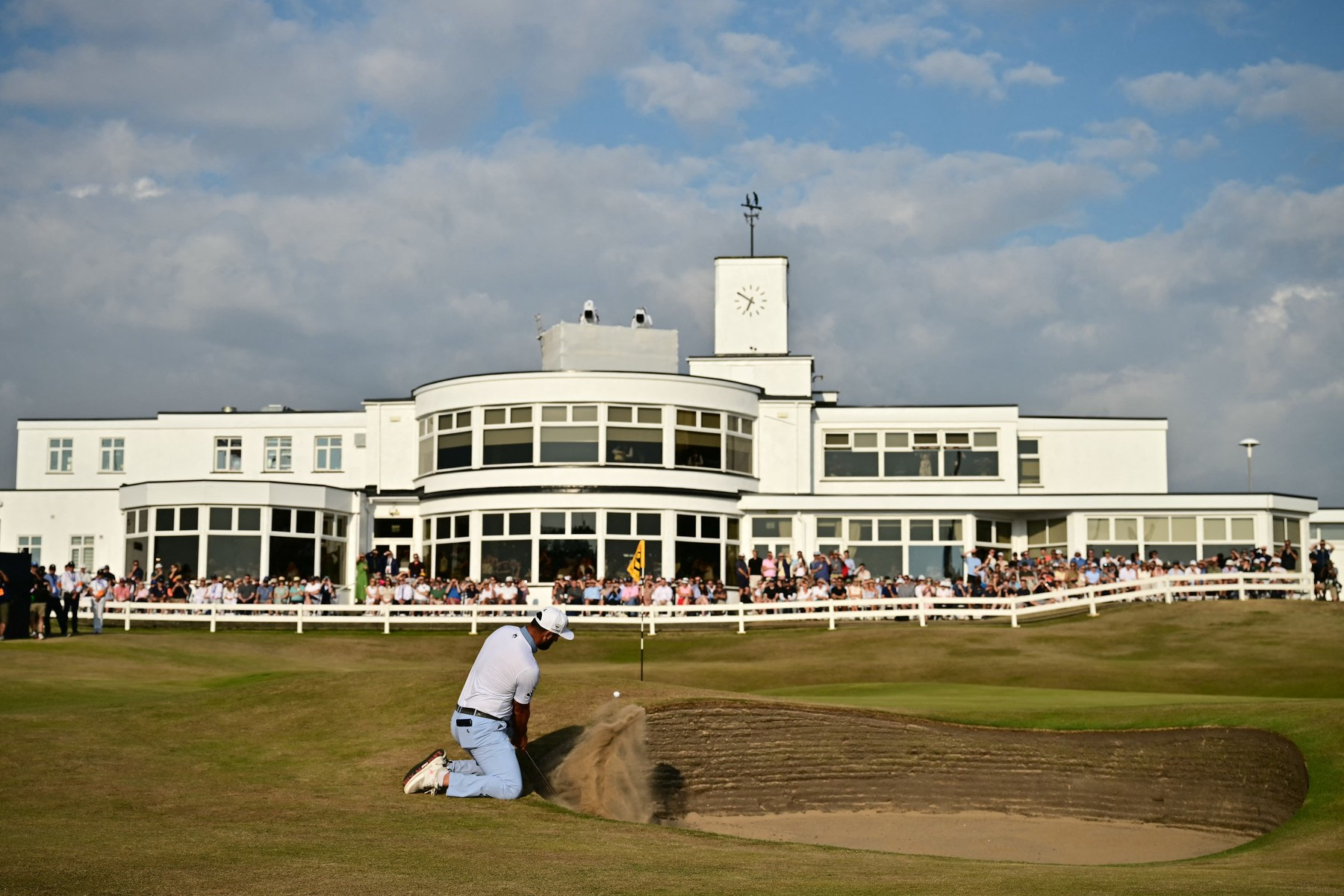 Jon Rahm při hře z bunkeru na 18. jamce Royal Birkdale, kde útočí na titul na The Open