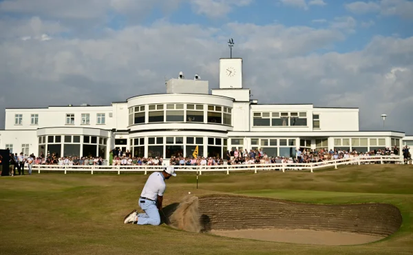 Video: Rahm na kolenou! Neuvěřitelným úderem ohromil Royal Birkdale
