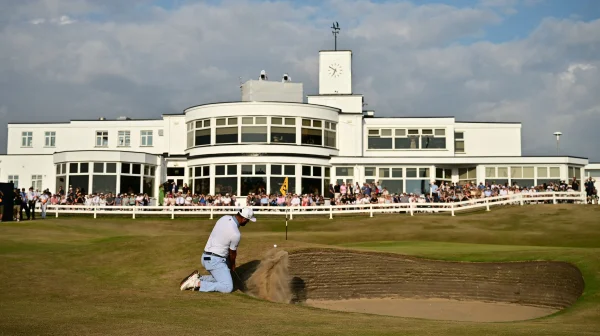 Video: Rahm na kolenou! Neuvěřitelným úderem ohromil Royal Birkdale