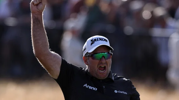 Hollywoodská tečka za The Open. Ryan Fox s trofejí seděl hned za poraženým Youngem