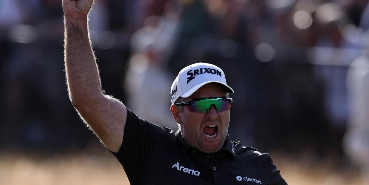 Hollywoodská tečka za The Open. Ryan Fox s trofejí seděl hned za poraženým Youngem