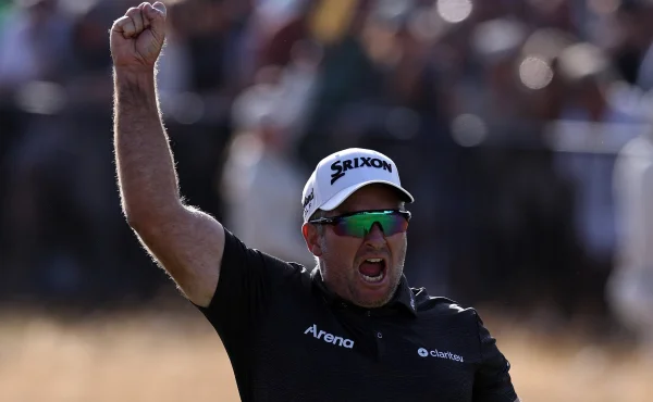 Hollywoodská tečka za The Open. Ryan Fox s trofejí seděl hned za poraženým Youngem