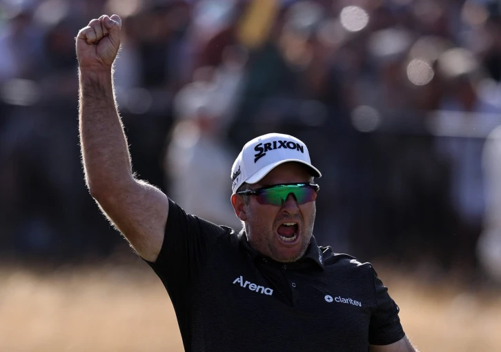 Hollywoodská tečka za The Open. Ryan Fox s trofejí seděl hned za poraženým Youngem