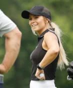 Video: Hailey Ostrom odpaluje v mini bikinách: Je tohle už za hranou golfové etikety?