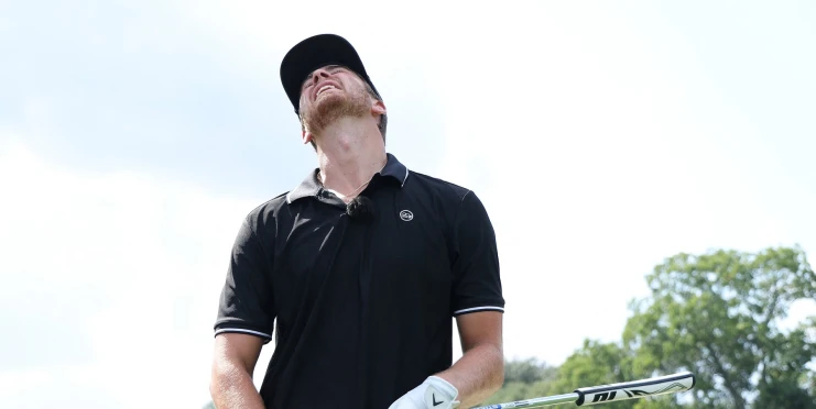 Srazili ženu k zemi. Kontroverzní reklama je stála Callaway, PGA Tour i Golf Channel