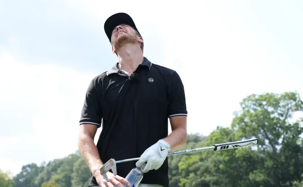 Srazili ženu k zemi. Kontroverzní reklama je stála Callaway, PGA Tour i Golf Channel