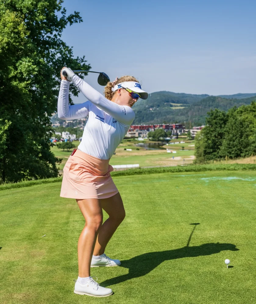 Sára Kousková zvládla divoké třetí kolo v paru a na AIG Women’s Open stoupá pořadím