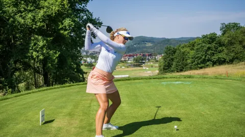 Sára Kousková zvládla divoké třetí kolo v paru a na AIG Women’s Open stoupá pořadím