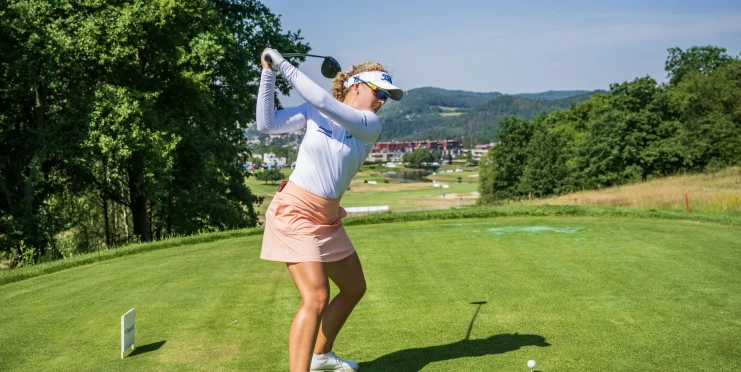 Sára Kousková zvládla divoké třetí kolo v paru a na AIG Women’s Open stoupá pořadím