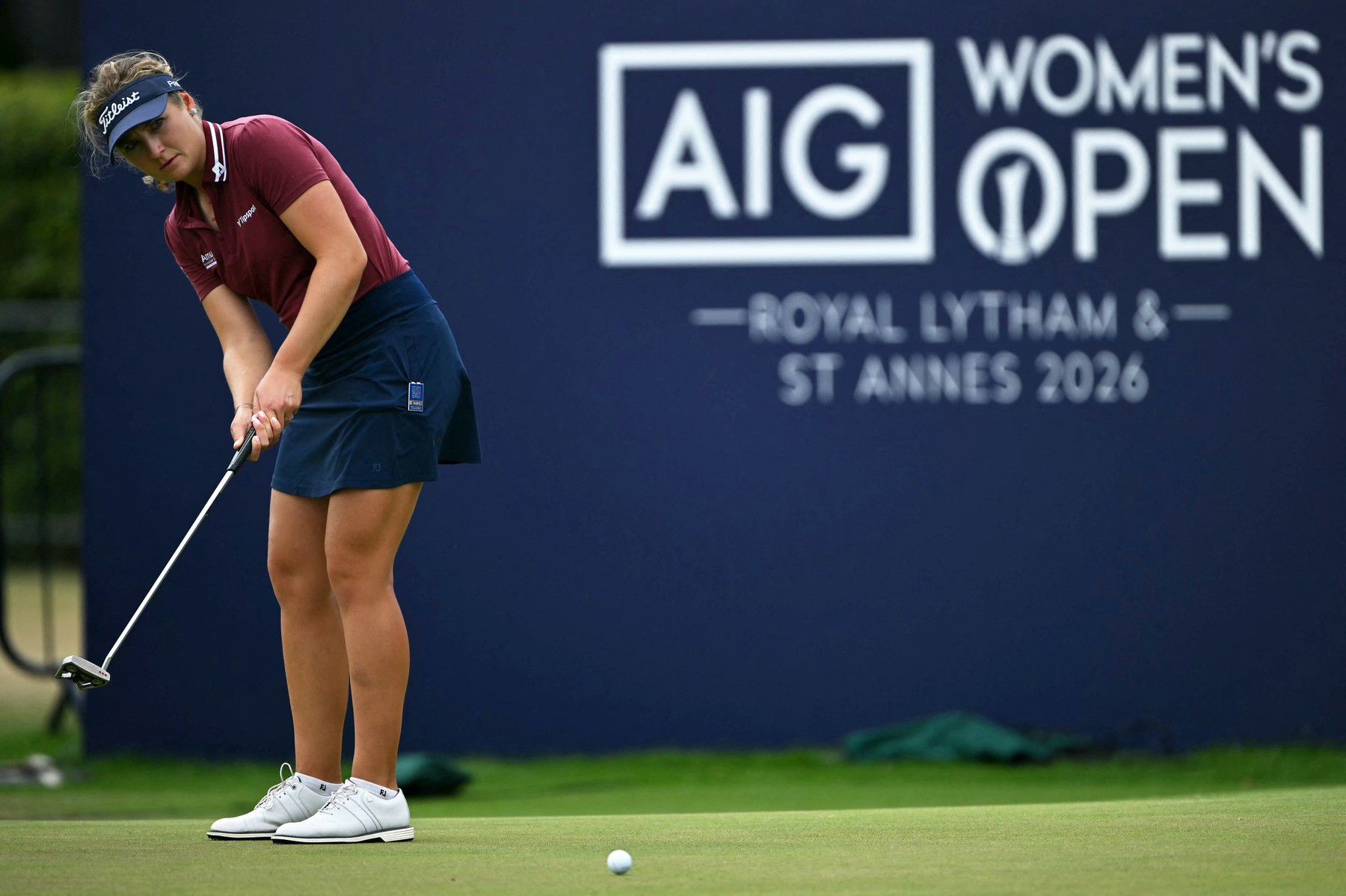 Sára Kousková puttuje na 18. greenu během finálového kola AIG Women's Open 2026 na hřišti Royal Lytham & St. Annes, kde završila své dosud nejlepší vystoupení na golfovém majoru
