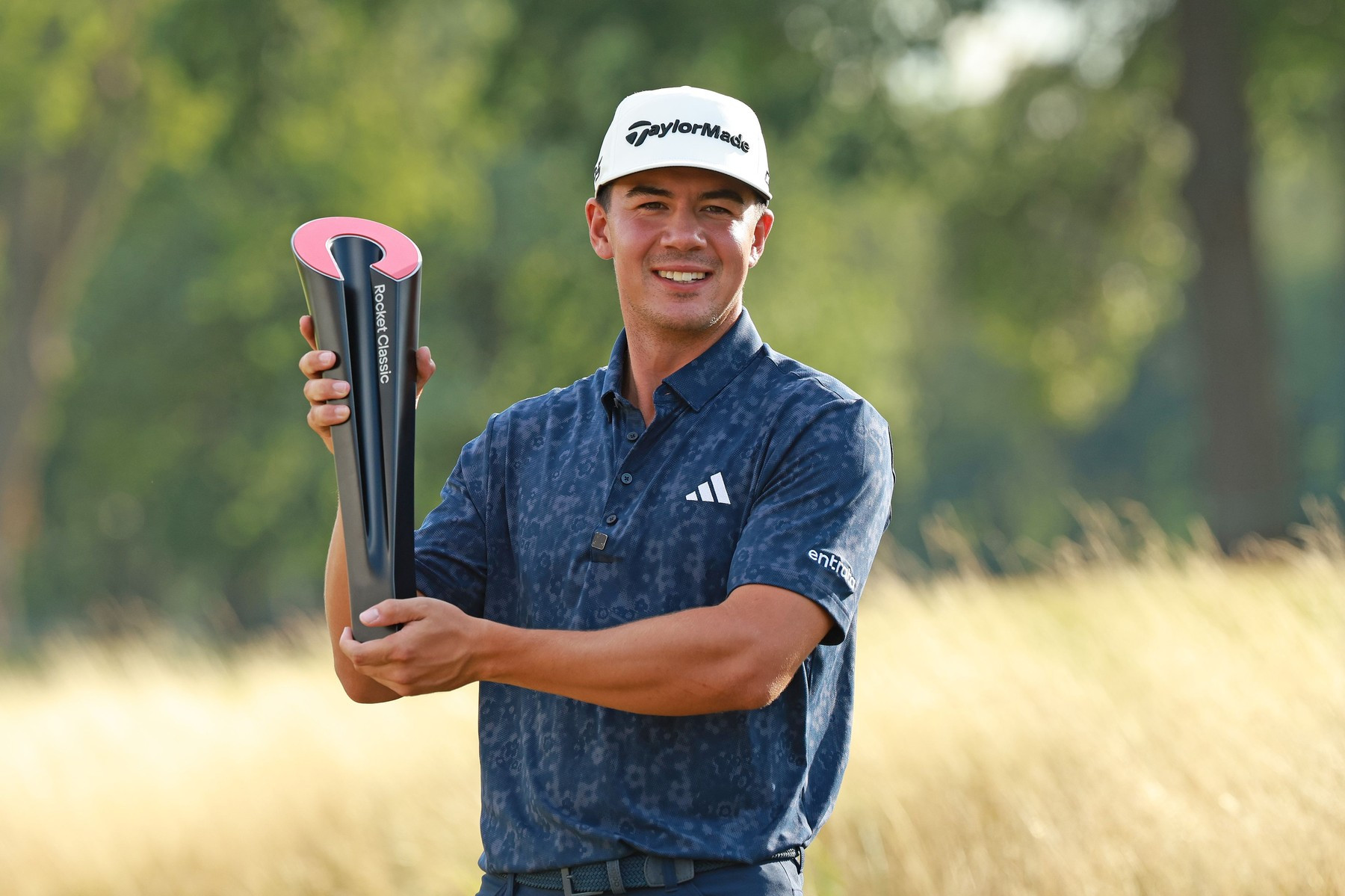 Michael Thorbjornsen s trofejí pro vítěze Rocket Classic 2026, kde získal svůj první titul na PGA Tour