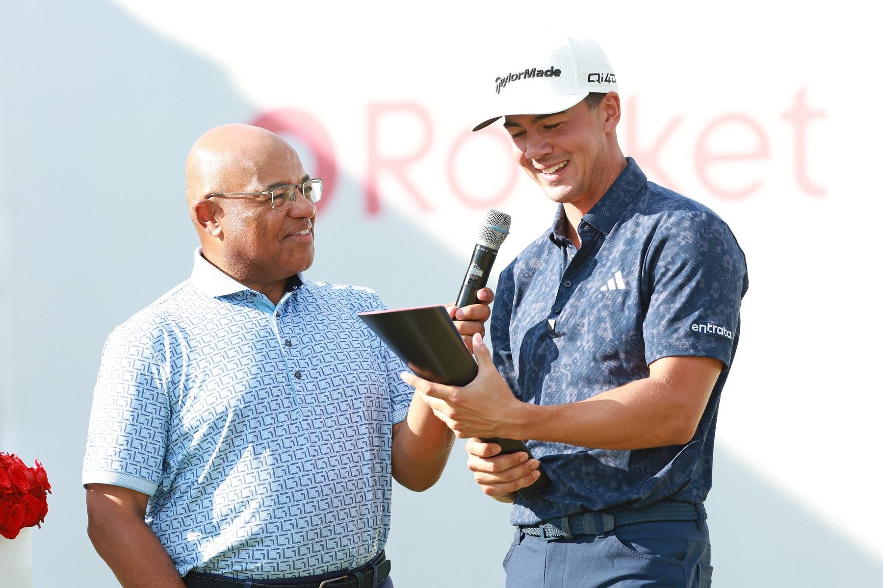 Vítěz Rocket Classic Michael Thorbjornsen během rozhovorů po finálovém kole. Právě na tomto turnaji PGA Tour poprvé otestovala přenos „Quiet Please“ bez tradičních televizních komentátorů.