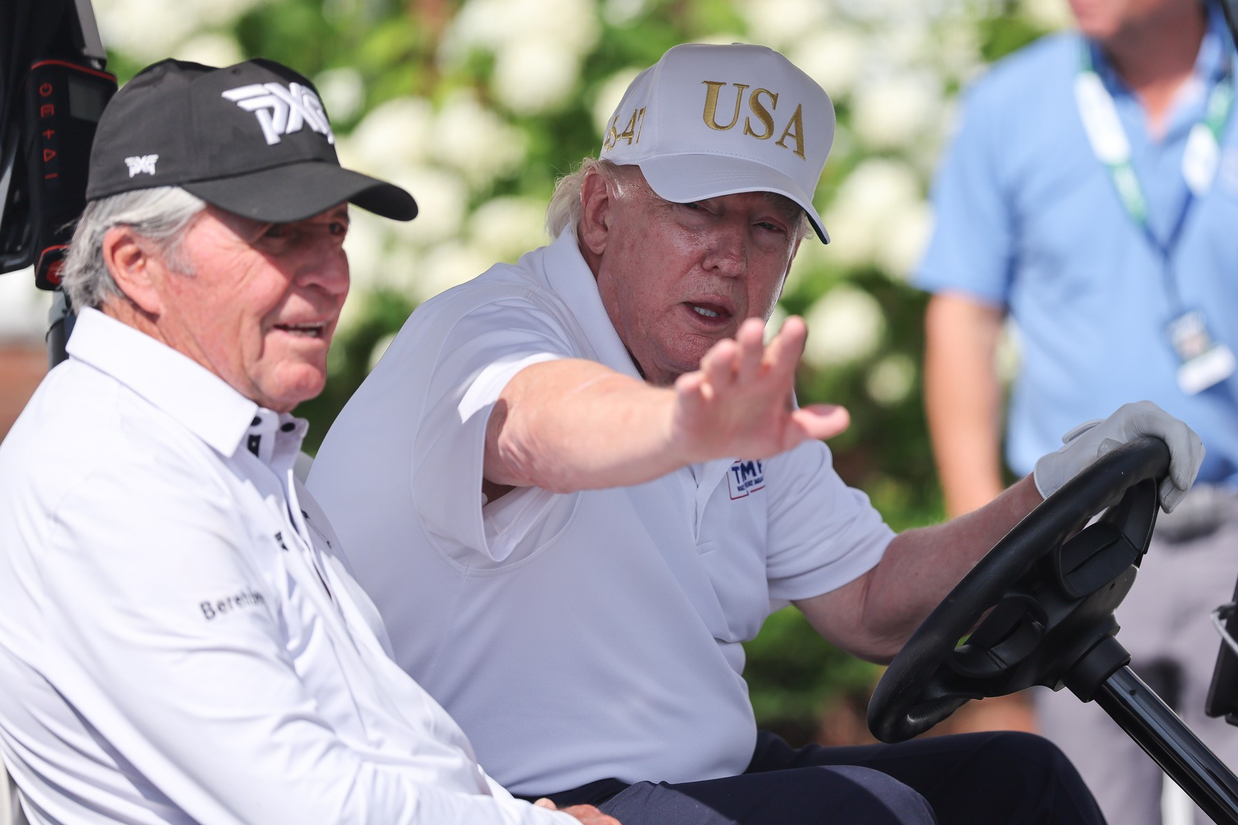 Donald Trump a Gary Player během společné jízdy golfovým vozíkem v areálu Trump National Bedminster, dějišti turnaje LIV Golf New York