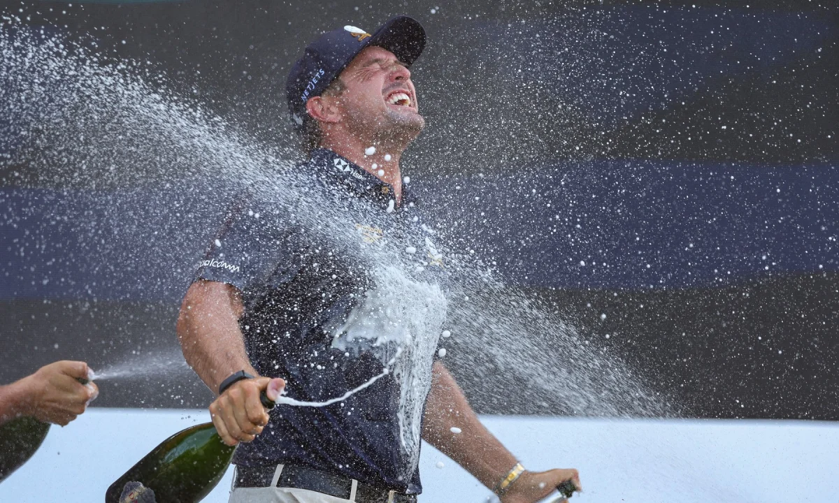 Bryson DeChambeau chce ovládnout turnaj Garyho Playera. Ve hře je unikátní hattrick