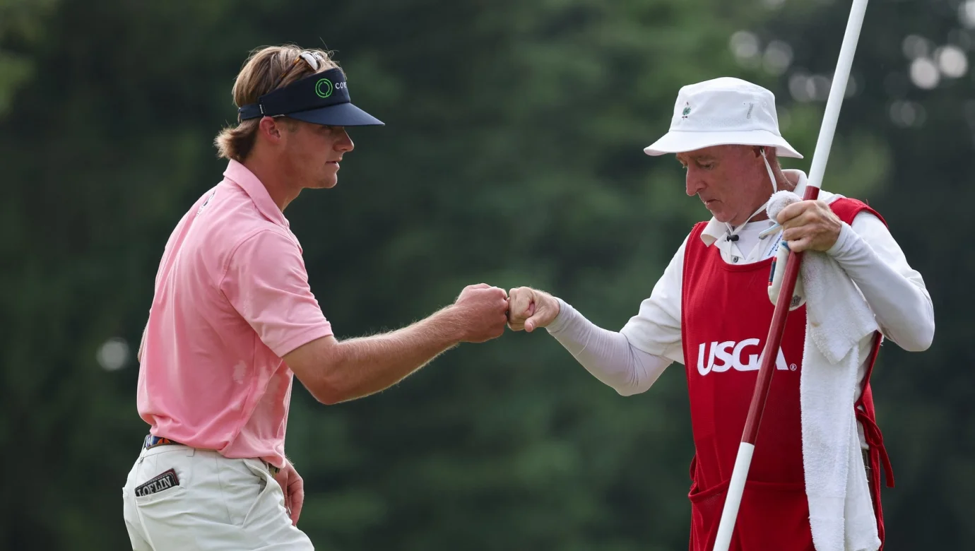 Carter Loflin děkuje svému caddiemu Jacku Hopkinsovi, jehož dokonalá znalost hřiště Merion sehrála klíčovou roli v postupu na U.S. Amateur Championship