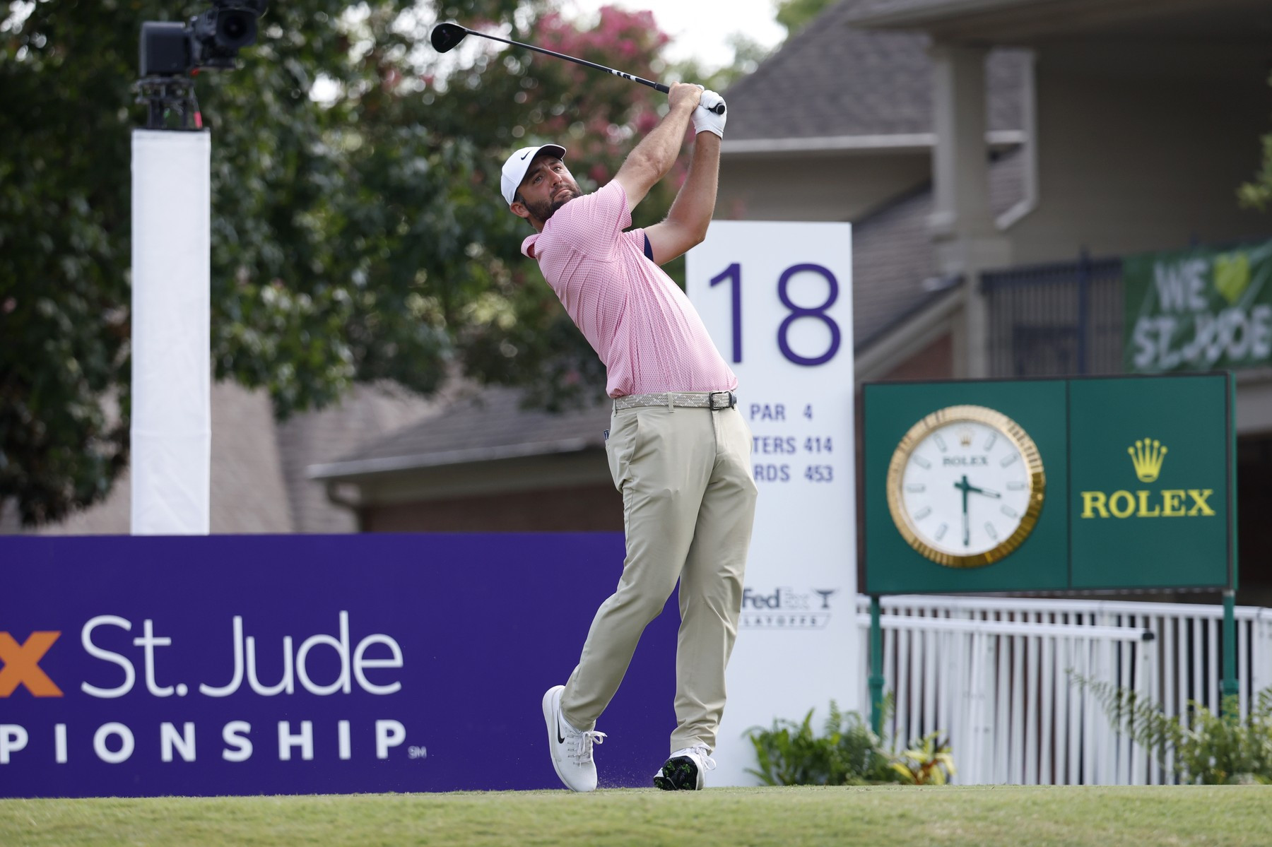 Scottie Scheffler po famózním kole za 61 ran vyrovnal rekord hřiště TPC Southwind a do víkendu vstupuje s tříranným náskokem