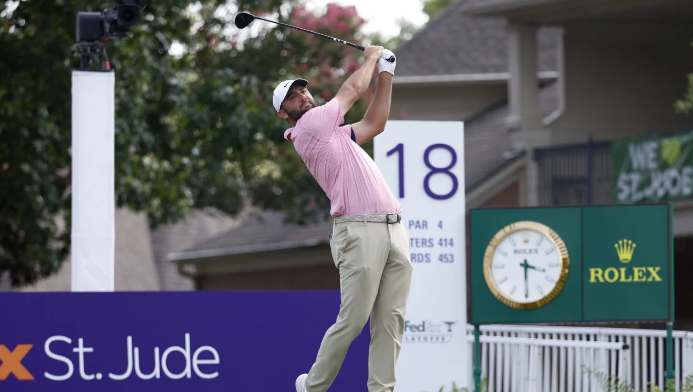Scottie Scheffler po famózním kole za 61 ran vyrovnal rekord hřiště TPC Southwind a do víkendu vstupuje s tříranným náskokem