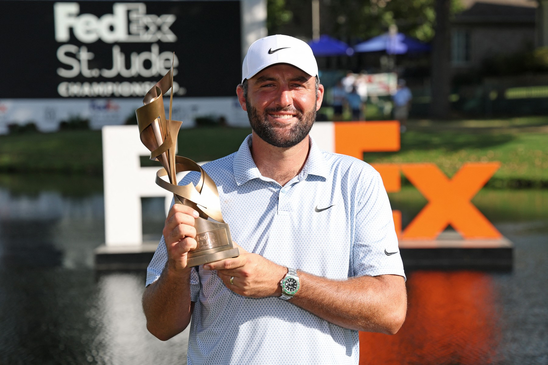 Scottie Scheffler s trofejí pro vítěze FedEx St. Jude Championship. Světová jednička v Memphisu zvítězila s rekordním náskokem osmi ran