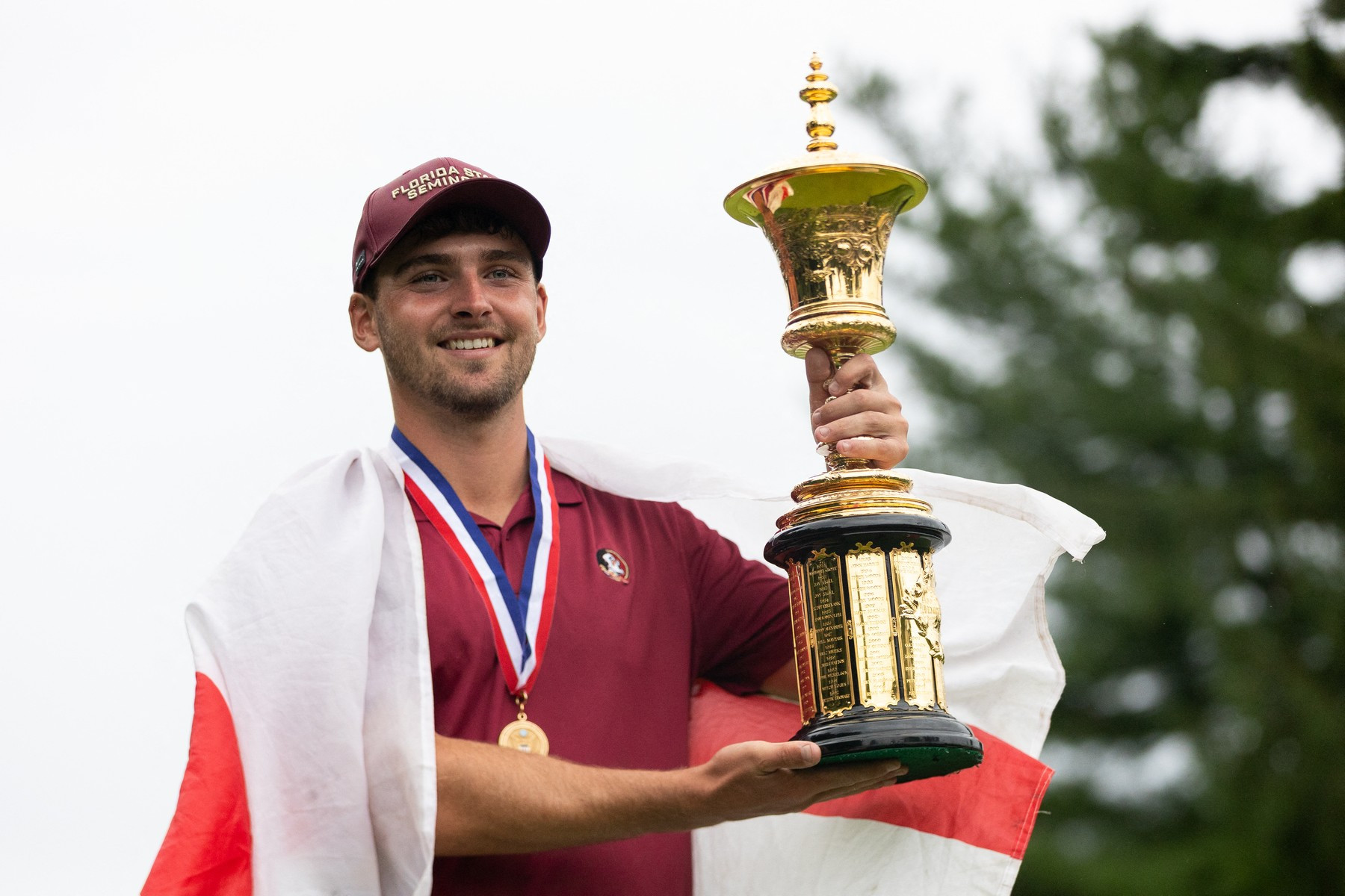 Jack Whaley se po vítězství na US Amateur Championship raduje s Havemeyer Trophy. Stal se teprve druhým Angličanem od roku 1911, který prestižní turnaj ovládl
