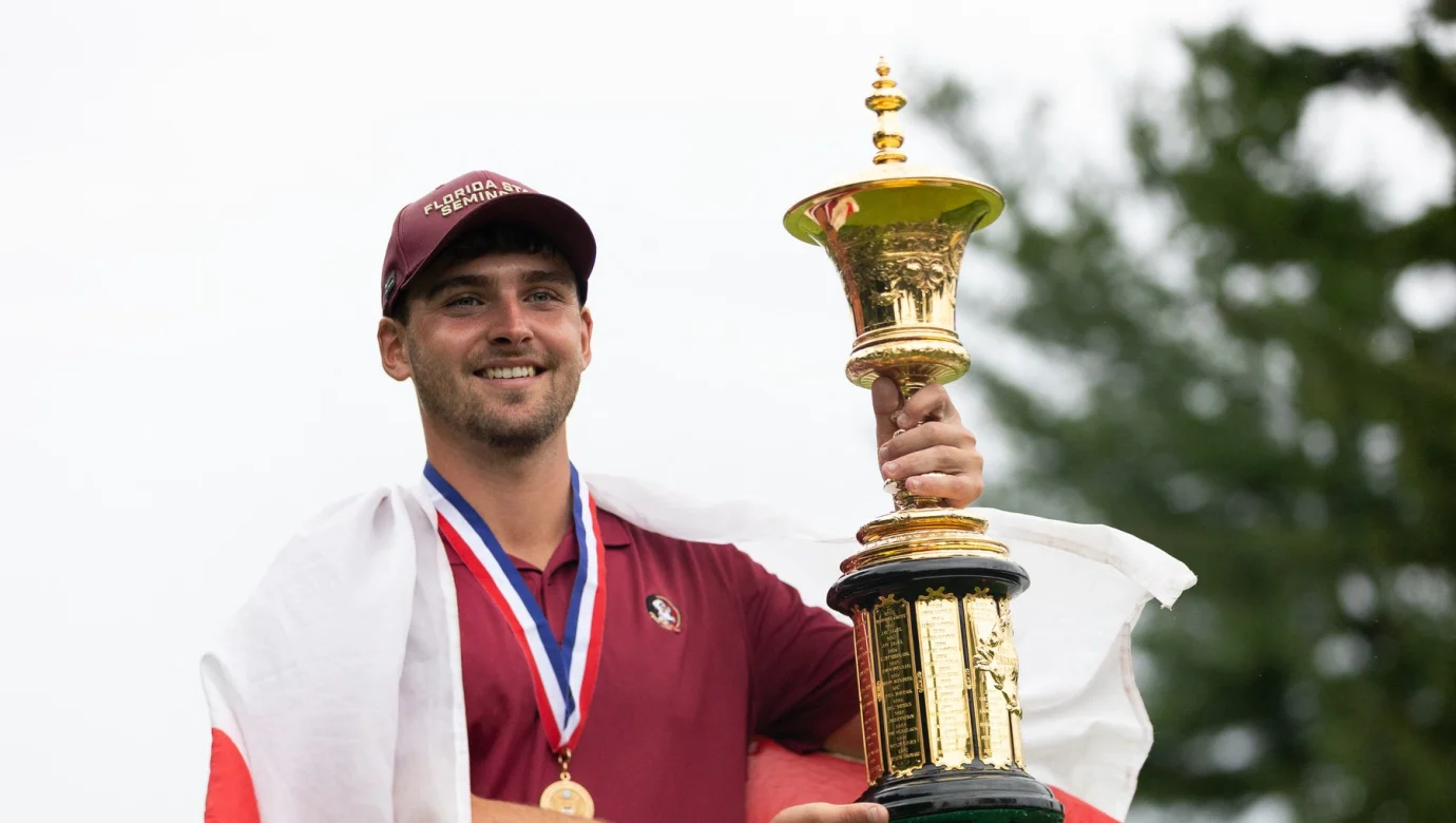 Jack Whaley se po vítězství na US Amateur Championship raduje s Havemeyer Trophy. Stal se teprve druhým Angličanem od roku 1911, který prestižní turnaj ovládl