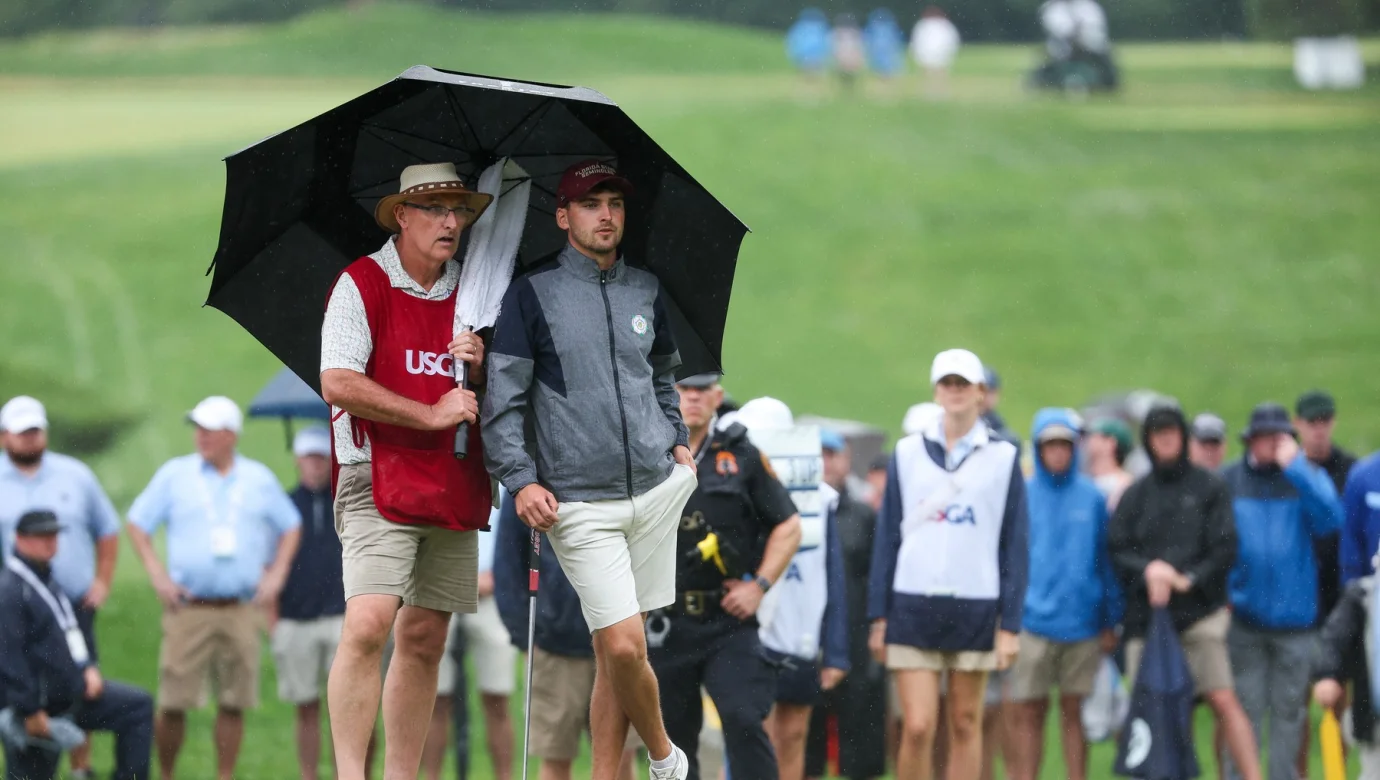 Jack Whaley se svým otcem a caddiem Andym Whaleym během finále U.S. Amateur Championship. Společně dokráčeli až k historickému triumfu