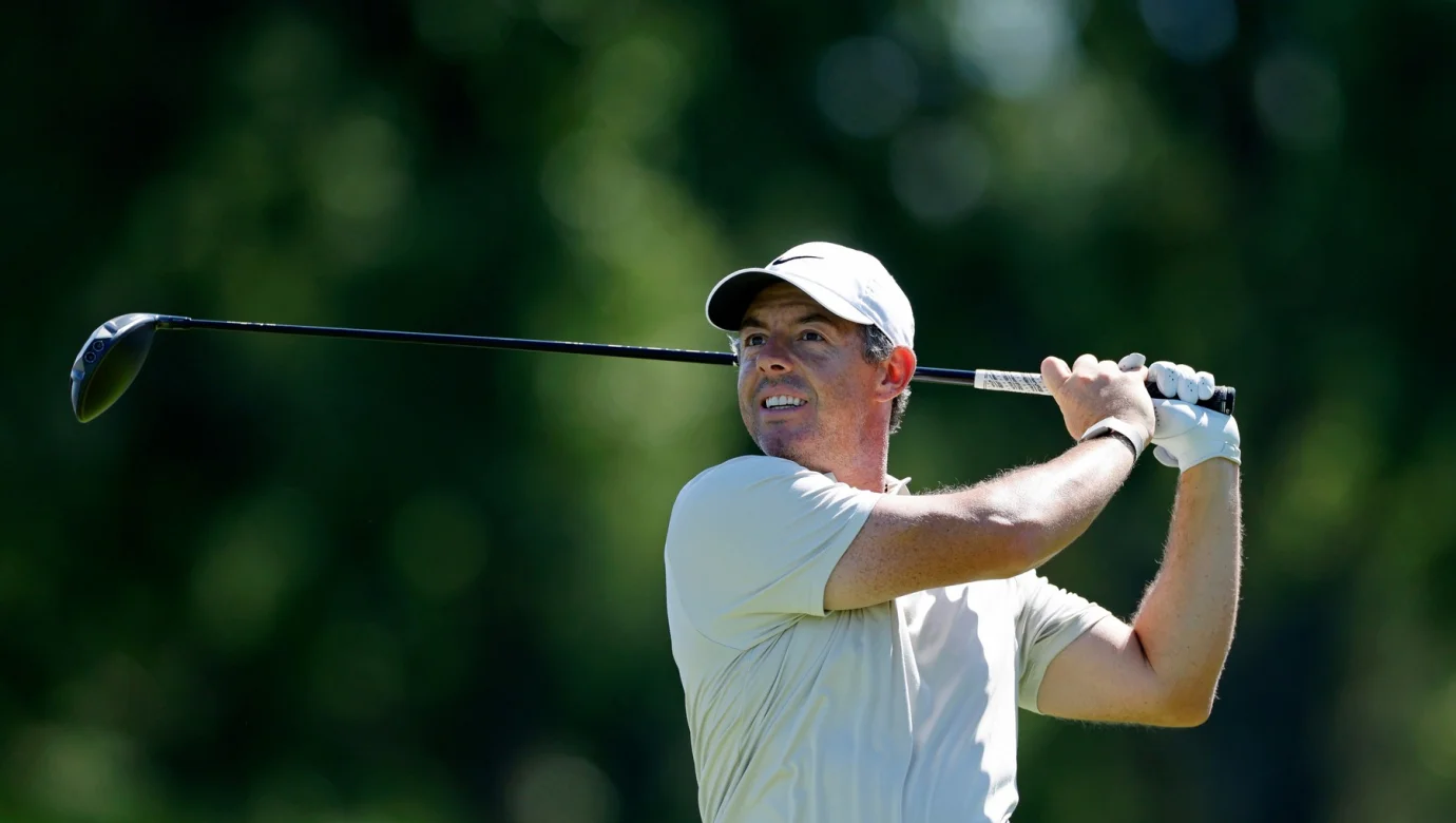 Rory McIlroy se po nevydařeném vystoupení v Memphisu vrátil ve velkém stylu. Kolo za 64 ran ho vyneslo mezi lídry BMW Championship