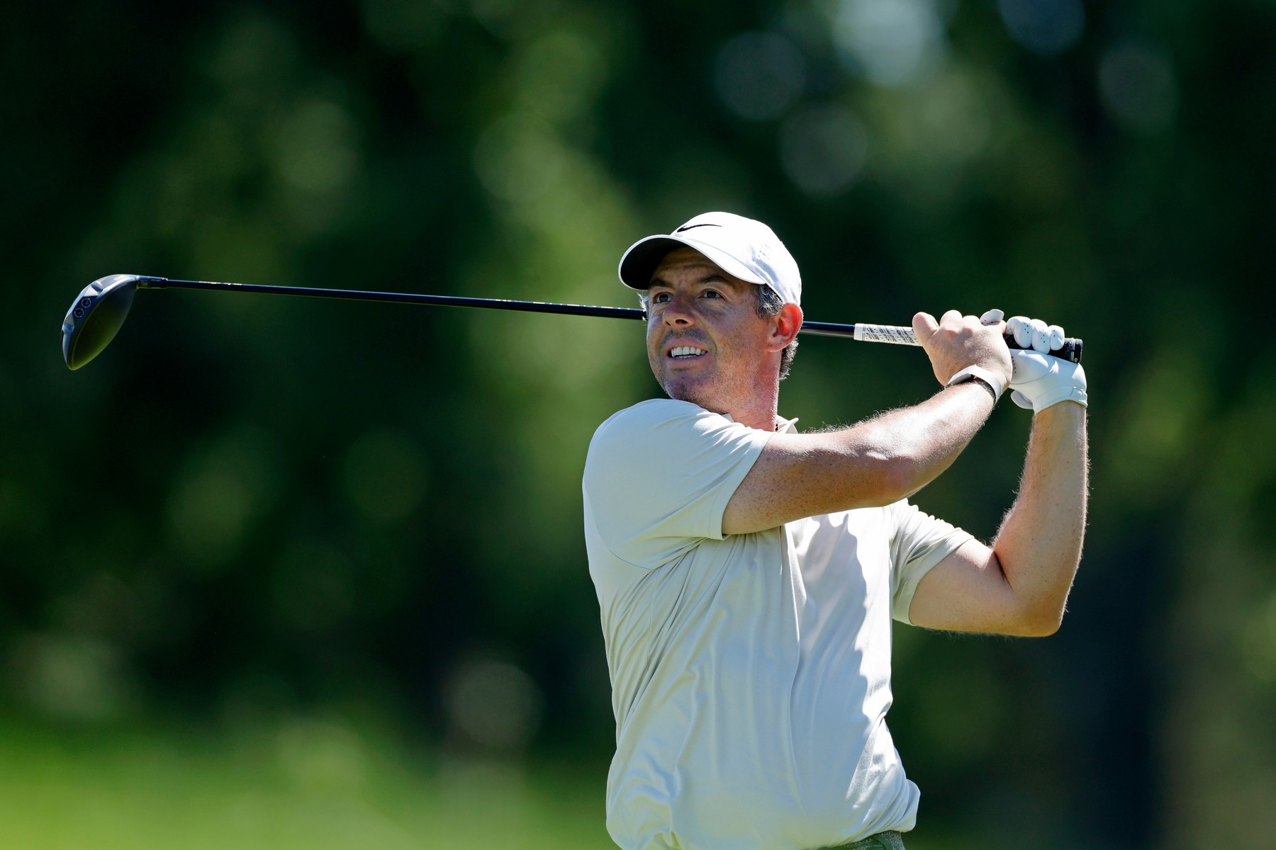 Rory McIlroy se po nevydařeném vystoupení v Memphisu vrátil ve velkém stylu. Kolo za 64 ran ho vyneslo mezi lídry BMW Championship