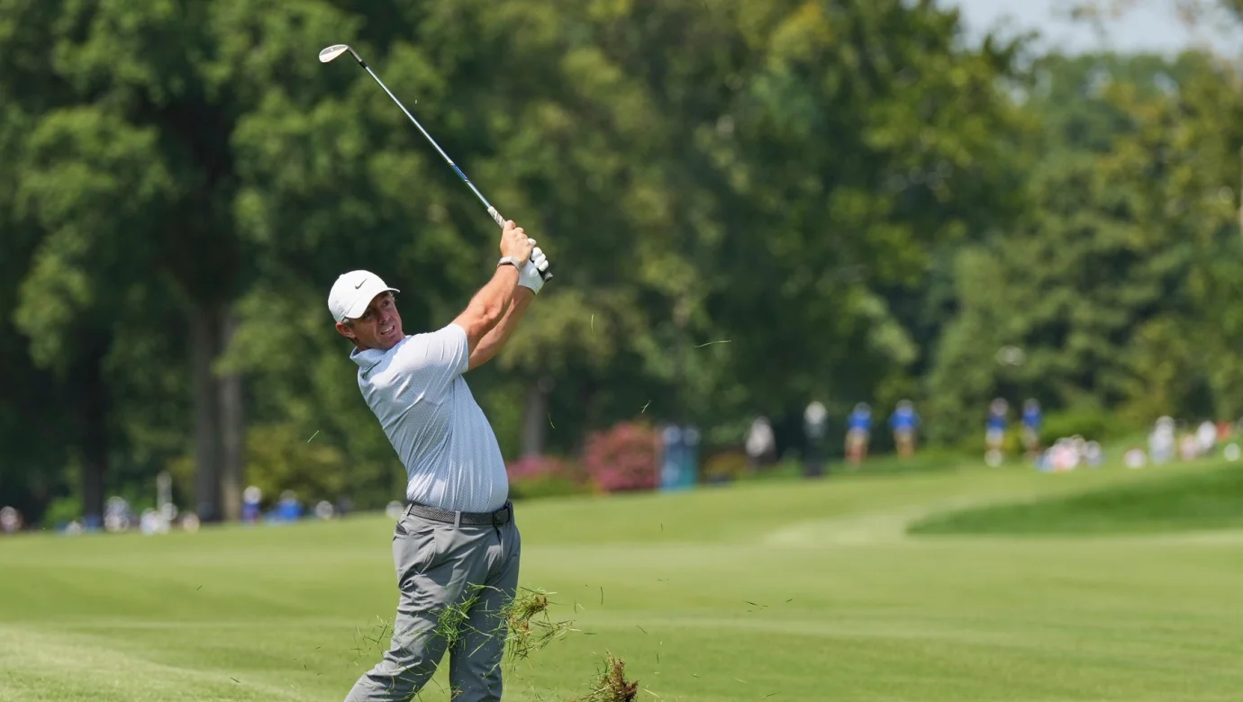 Rory McIlroy zahrál ve třetím kole 65 ran a před finále BMW Championship ztrácí na vedoucího Wyndhama Clarka pět úderů