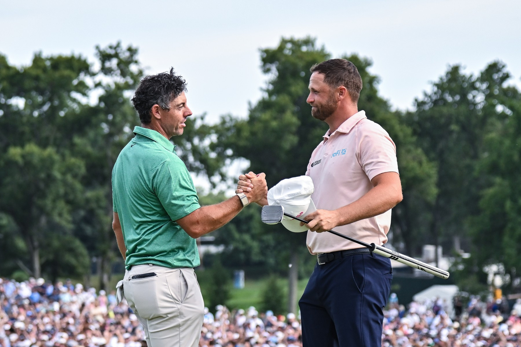 Rory McIlroy gratuluje Wyndhamu Clarkovi k vítězství na BMW Championship 2026 v Bellerive Country Clubu u St. Louis