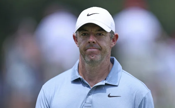 Rory McIlroy zažil noční můru. Dva nepovedené chipy jako přes kopírák