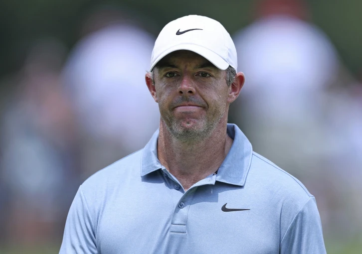 Rory McIlroy zažil noční můru. Dva nepovedené chipy jako přes kopírák