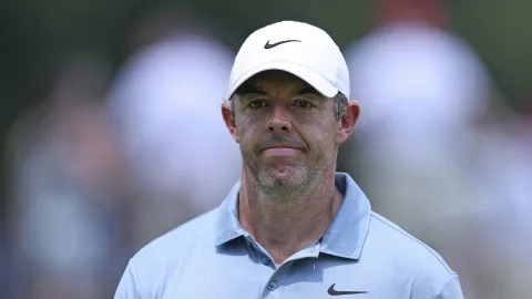 Rory McIlroy zažil noční můru. Dva nepovedené chipy jako přes kopírák