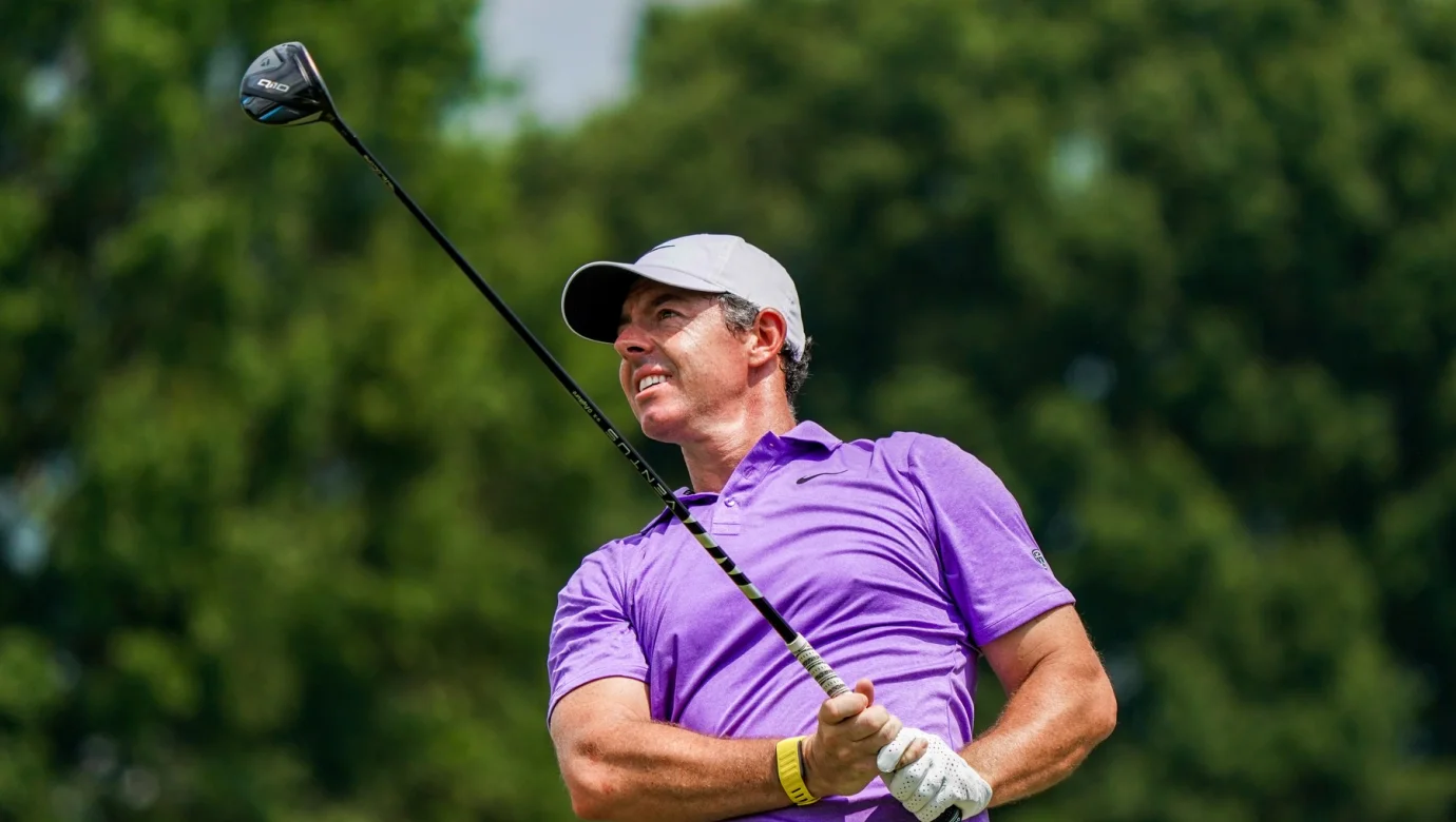 Rory McIlroy zahrál fantastických 63 ran a před finálovým kolem znovu oživil naději na čtvrtý titul na Tour Championship