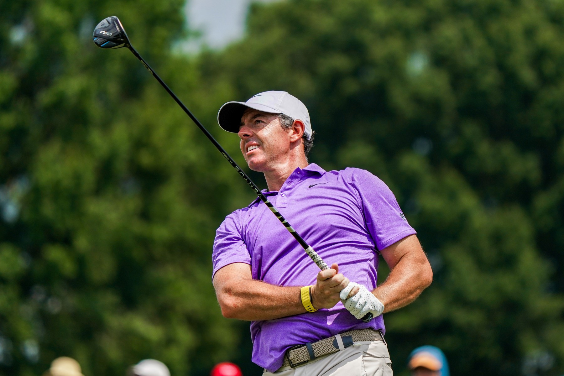 Rory McIlroy zahrál fantastických 63 ran a před finálovým kolem znovu oživil naději na čtvrtý titul na Tour Championship