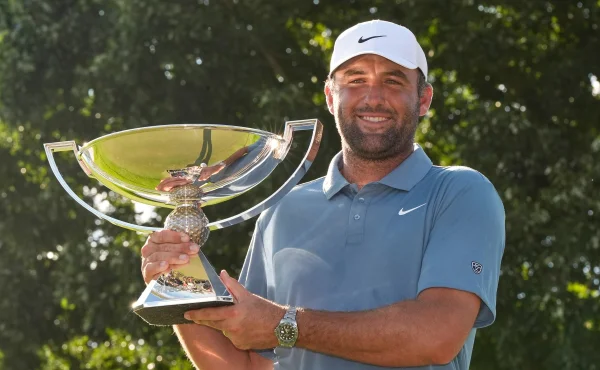 Scottie Scheffler je novým králem PGA Tour. Po 26 letech sesadil Tigera Woodse