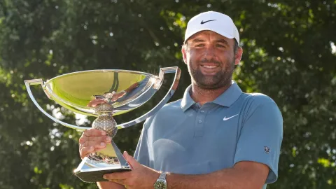 Scottie Scheffler je novým králem PGA Tour. Po 26 letech sesadil Tigera Woodse