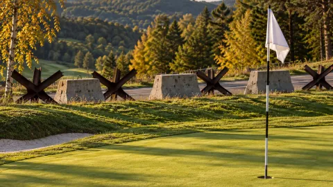 Než posekají greeny, sbírají magnetem střepiny. Golf na Ukrajině symbolem vzdoru