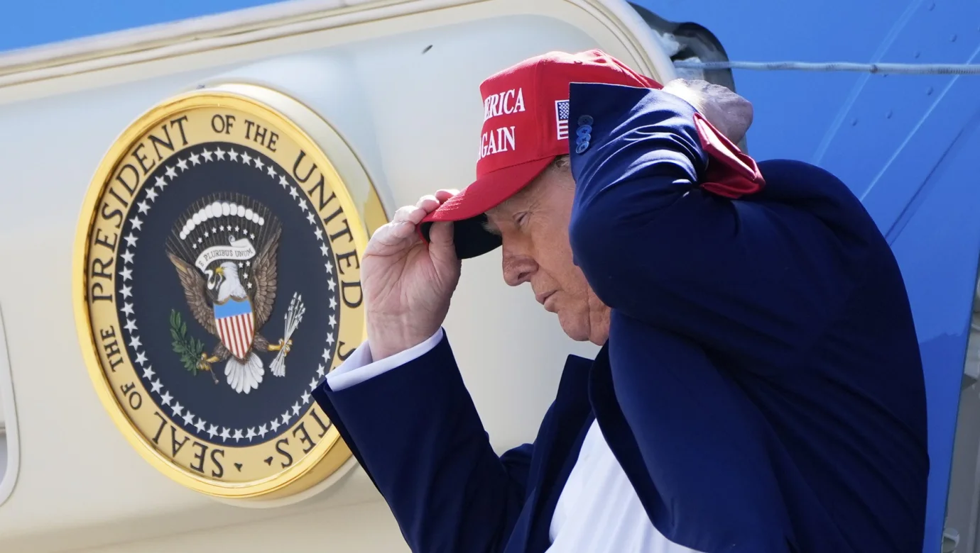 Donald Trump je majitelem resortu v Doonbegu, který letos poprvé hostí Amgen Irish Open. Do Irska by měl dorazit v sobotu a turnaj mají doprovázet silné protesty jeho odpůrců