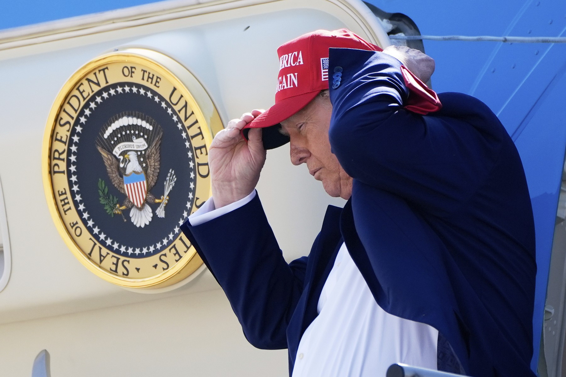 Donald Trump je majitelem resortu v Doonbegu, který letos poprvé hostí Amgen Irish Open. Do Irska by měl dorazit v sobotu a turnaj mají doprovázet silné protesty jeho odpůrců
