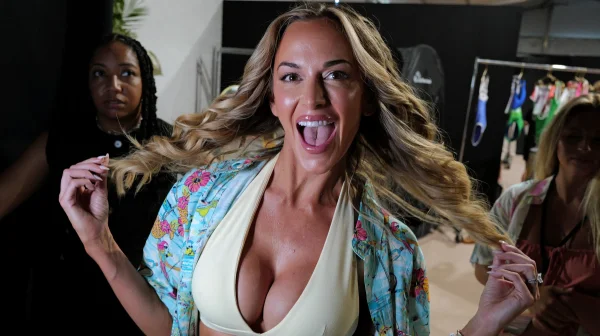 Krásná Jena Sims v bikinách. Na Bahamách léčí Koepkovo golfové trápení