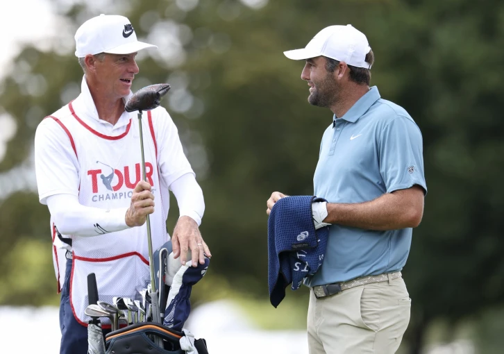 Schefflerův caddie vydělává víc než většina hráčů PGA. A to chtěl s kariérou skončit